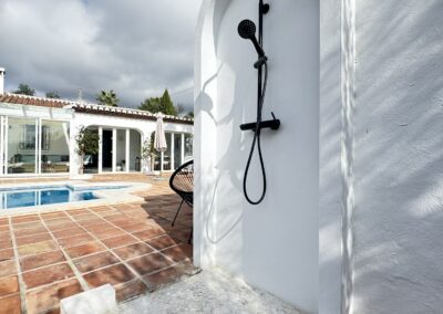 G35 - Outdoor shower